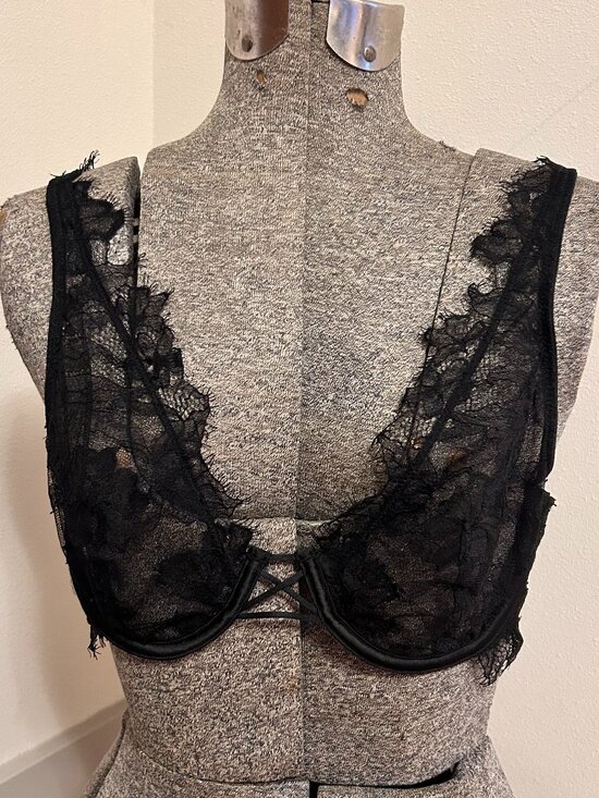 Victoria's Secret, Black Lace Bra, Size 36B - Picture 1 of 3